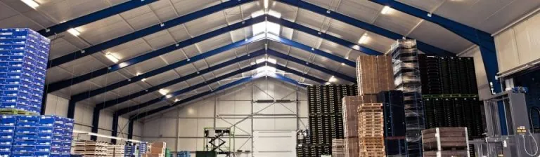 De loods met kisten en koelcellen