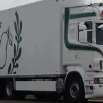 Onze koelvrachtwagen naast de boomgaard