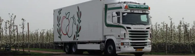 Onze koelvrachtwagen naast de boomgaard